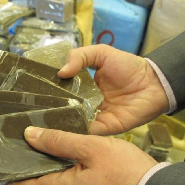 25 valises, une tonne de shit… Le convoyeur de fonds déjà condamné au cœur d’un trafic de drogue et de voitures